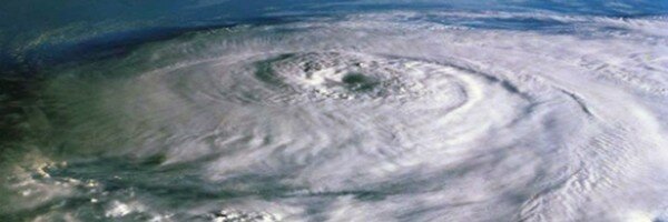 Fortega tajfuno frapas Filipinojn